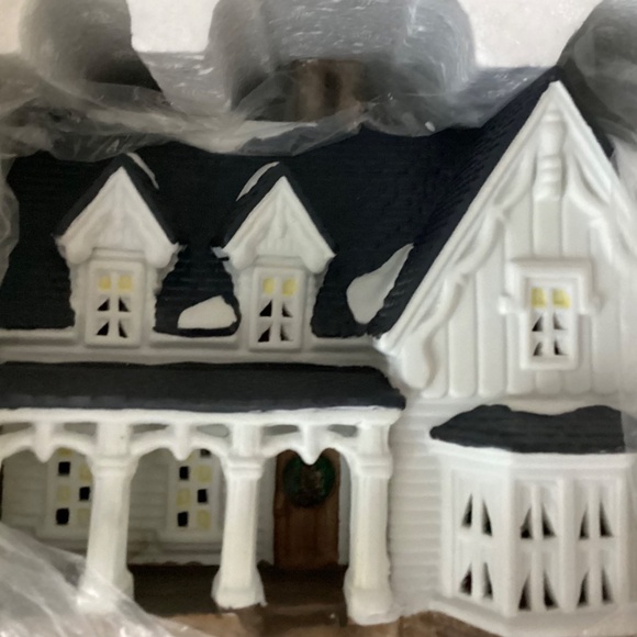 2 NIB Vintage Heartland Valley Village Deluxe Porcelain Lit Houses (See Listing) - Picture 3 of 6